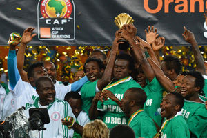 被迫做出应 被迫做出应